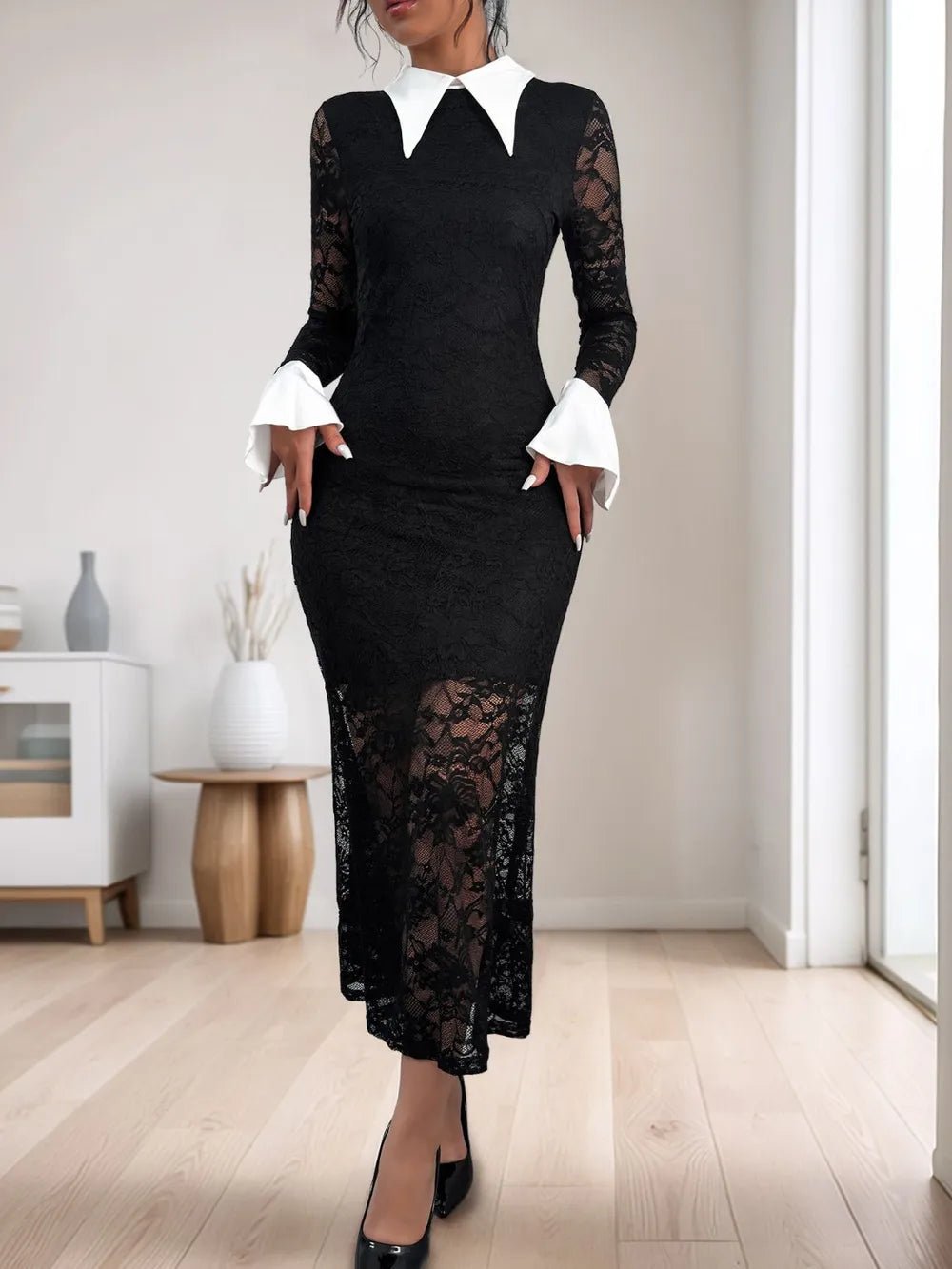 Robe Noire en Dentelle avec Col Blanc - IRRESISTIBLE